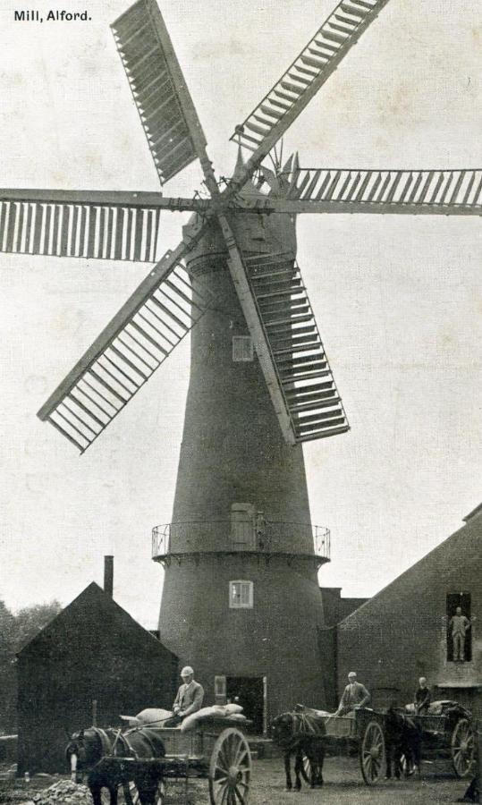 The Windmill Hotel 앨퍼드 외부 사진